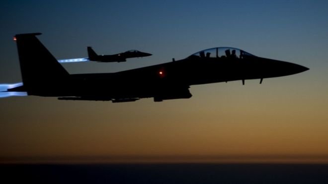 Liên quân tấn công do Mỹ chỉ huy đã tiến hành các đợt không kích nhằm vào các mục tiêu của IS tại Iraq và Syria trong hơn một năm - Ảnh: BBC