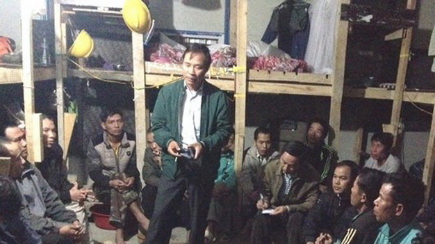 Đại diện Đại sứ quán Việt Nam tại Algeria làm việc với các lao động bị nhà thầu Trung Quốc hành hung trong một vụ việc trước đây - Ảnh: TTXVN