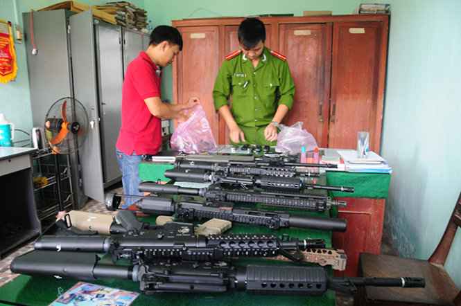Cơ quan công an tiến hành kiểm tra số súng thu giữ trên xe khách - Ảnh: Trần Mai 