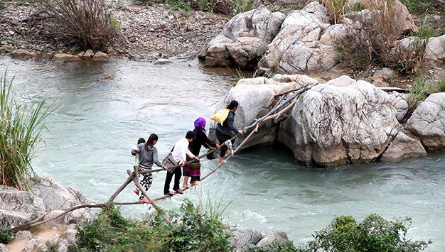Hàng ngày, người dân và cả học sinh thôn Cu Pua phải liều lĩnh qua sông bằng dây cáp - Ảnh: Quốc Nam