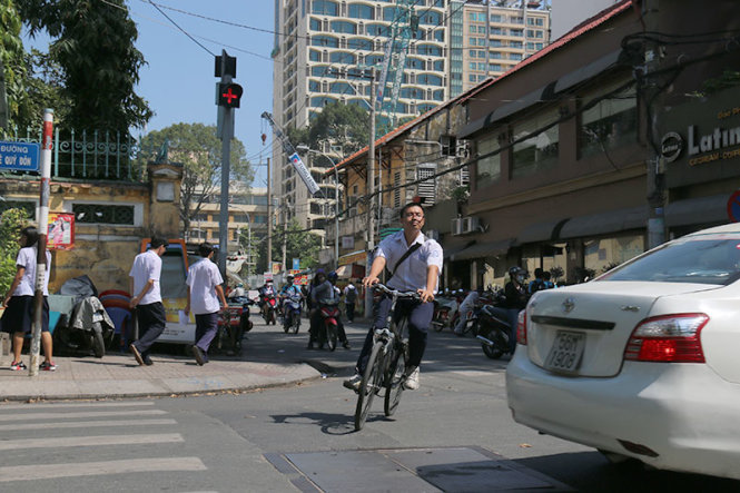Một học sinh đi xe đạp vượt đèn đỏ tại góc Ngô Thời Nhiệm - Lê Quý Đôn (Q.3, TP.HCM) - Ảnh: Ngọc Hiển