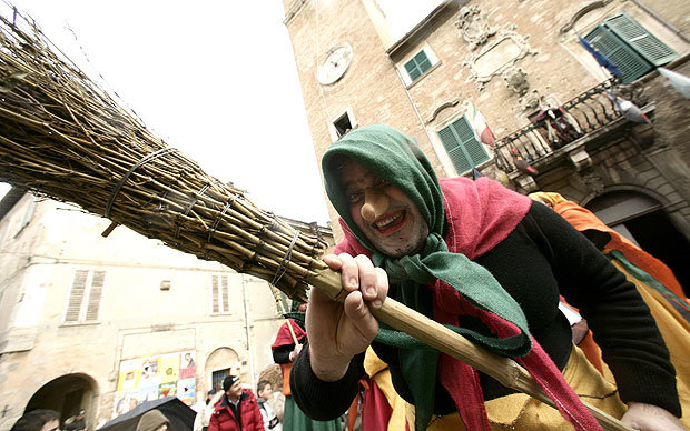 Tại Ý, nhân vật La Befana nổi tiếng là một bà phù thủy tốt, chuyên đi phát quà trong dịp lễ giáng sinh.