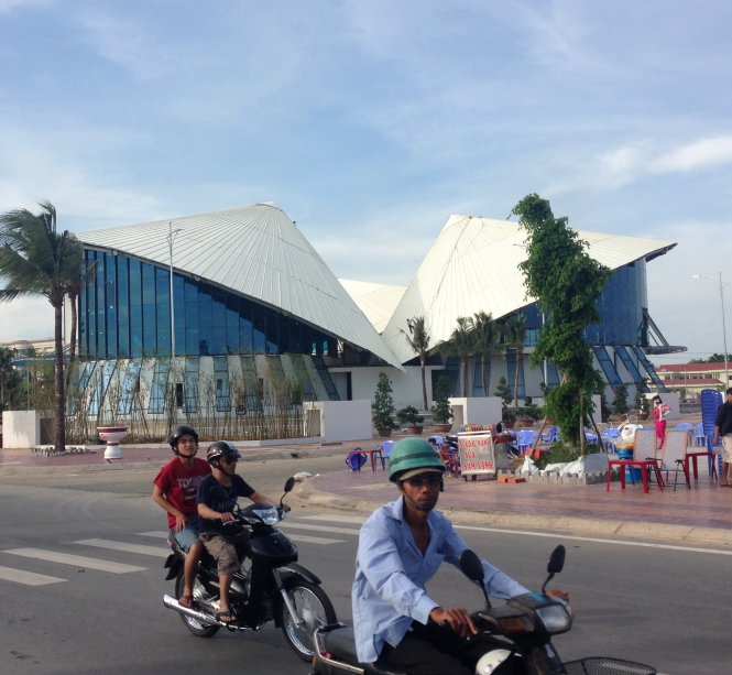 Trung tâm triển lãm văn hóa nghệ thuật và nhà hát Cao Văn Lầu - nhà hát ba nón lá (Bạc Liêu) - có vốn đầu tư 222 tỉ đồng - Ảnh: Chí Quốc