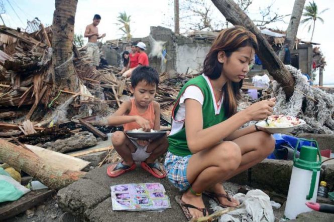 Nhà dân ở thị trấn Barcelona, tỉnh Sorsogon, miền trung Philippines tan hoang sau khi bão qua - Ảnh: Reuters