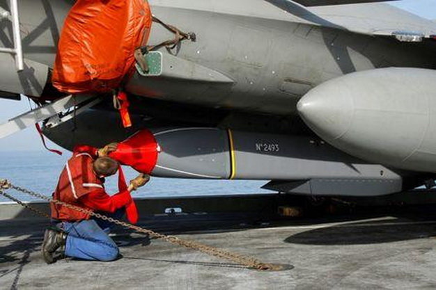 Tên lửa Scalp đang được gắn vào chiến đấu cơ Rafale - Ảnh: Reuters
