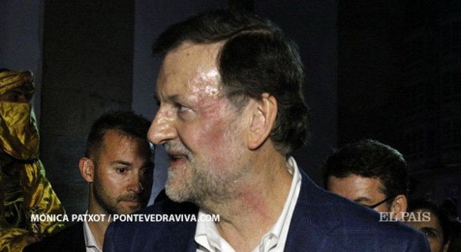 Thủ tướng Tây Ban Nha Mariano Rajoy  với gương mặt hằn dấu đỏ sau khi bị tấn công - Ảnh: Elpais