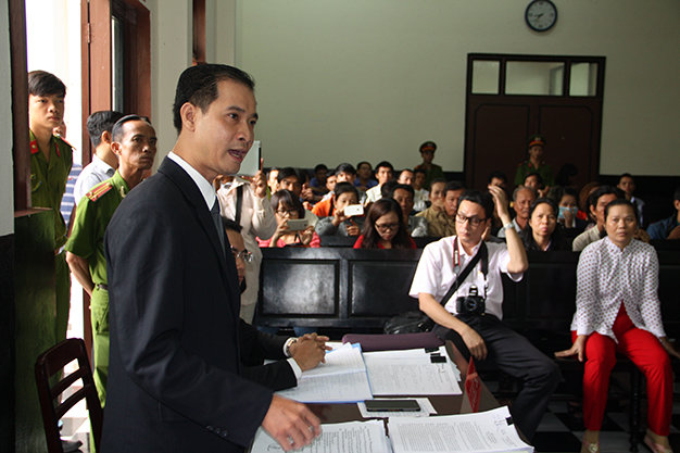 Luật sư Nguyễn Tấn Thi bào chữa cho bị cáo Minh
