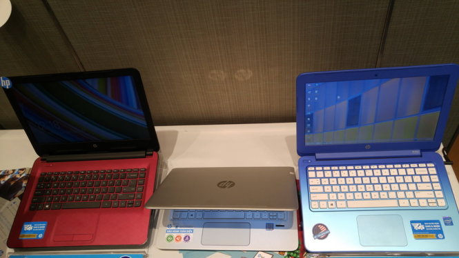 Một số sản phẩm máy tính xách tay HP dùng Windows 10 trưng bày tại sự kiện Microsoft Devices Day ngày 17-12 - Ảnh: T.Trực