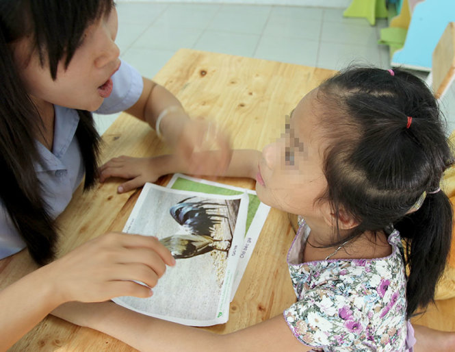 Trẻ tự kỷ đang được giáo viên Trường giáo dục chuyên biệt Khai Trí ( Q. Bình Thạnh, TP.HCM) hướng dẫn phát âm - Ảnh: N.C.T.