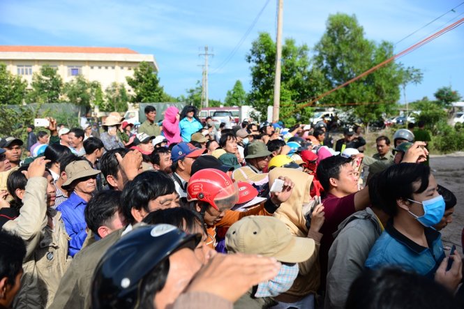 Hàng ngàn người từ khắp đến xem tòa xử nhóm hung thủ thảm sát 6 người tại Bình Phước - Ảnh: Thanh Tùng
