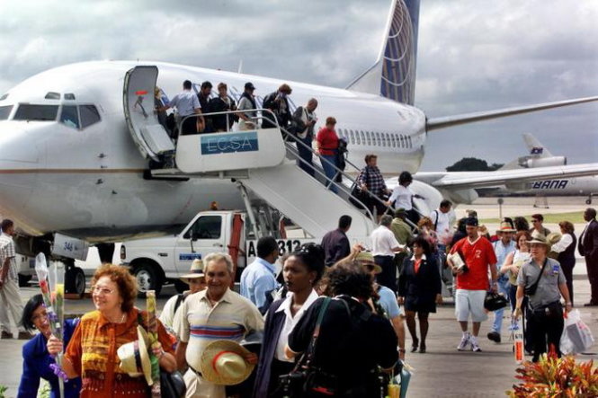 Chuyến bay chở hành khách đầu tiên của hãng hàng không Continental từ Miami, Florida (Mỹ) đáp xuống sân bay Jose Marti, Havana ngày 1-11-2001 - Ảnh: AP
