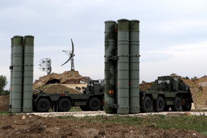 Hệ thống tên lửa phòng không S-400 của quân đội Nga tại căn cứ không quân ở Latakia - Ảnh: AFP