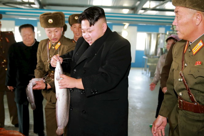 Lãnh đạo Kim Jong Un trong một lần đi chỉ đạo ở trang trại nuôi cá da trơn ở Triều Tiên - Ảnh: Reuters