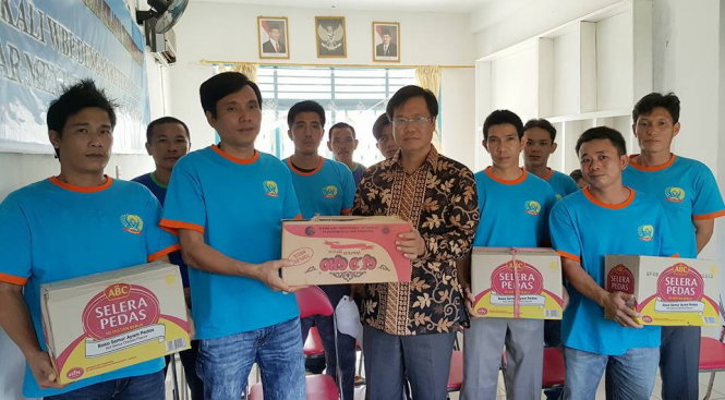 Đại sứ Hoàng Anh Tuấn tặng quà cho ngư dân Việt Nam tại nhà tù Tanjung Pinang trên quần đảo Riau, Indonesia - Ảnh: Facebook đại sứ Hoàng Anh Tuấn