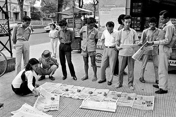 Cảnh bán báo chạy trên đường phố Sài Gòn  những năm 1950