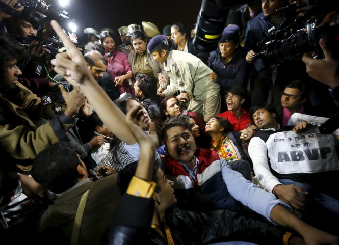 Người dân Ấn Độ biểu tình ở New Delhi để phản đối việc trả tự do cho hung thủ cưỡng hiếp - Ảnh: Reuters