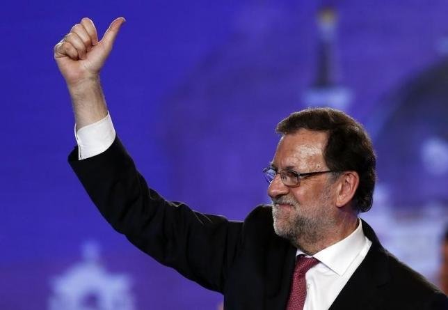 Thủ tướng Mariano Rajoy vui mừng sau chiến thắng của đảng Nhân dân sau cuộc tổng tuyển cử - Ảnh: Reuters