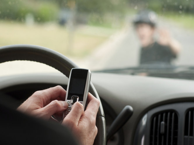 Nhắn tin khi lái xe là điều vô cùng nguy hiểm - Ảnh: Google