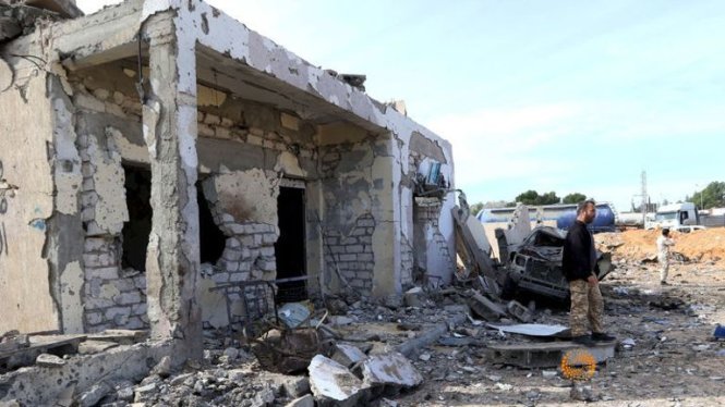 Cảnh hoang tàn ở chốt kiểm soát an ninh Mislattah gần Khoms,nằm giữa thành phố Tripoli và Misrata, Libya - Ảnh:Reuters