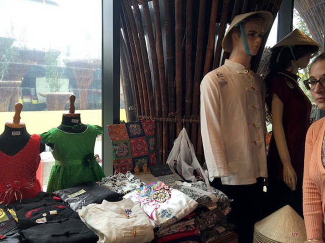 Trang phục được bày tại Nhà Việt Nam ở EXPO 2015 được thiết kế theo kiểu Trung Quốc - Ảnh tư liệu