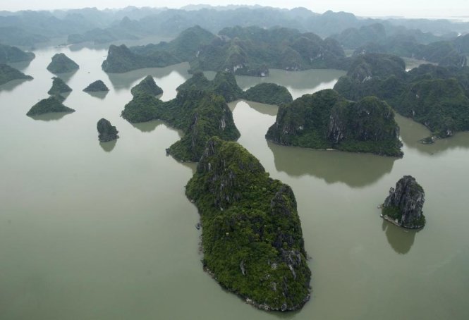 Vịnh Hạ Long ở Việt Nam chụp từ thủy phi cơ - Ảnh: Kham