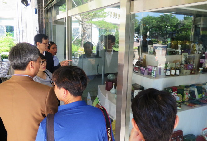 Tiền sảnh trụ sở chính quyền huyện Hamyang, tỉnh Gyeongsang trở thành nơi trưng bày và quảng bá các sản phẩm của người dân địa phương - Ảnh: Tấn Vũ