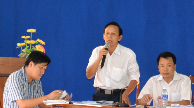 Ông Huỳnh Điệp-cán bộ trung tâm phát triển quỹ đất (ngoài cùng bên trái) tại buổi đối thoại với dân chiều 11-11 - Ảnh: Lê Trung