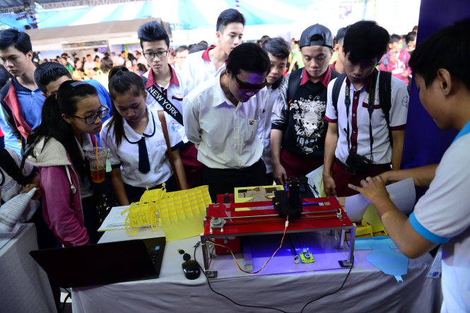 Máy cắt laser nghệ thuật của Trường ĐH Khoa học tự nhiên (ĐHQG TP.HCM) - Ảnh: Quang Định