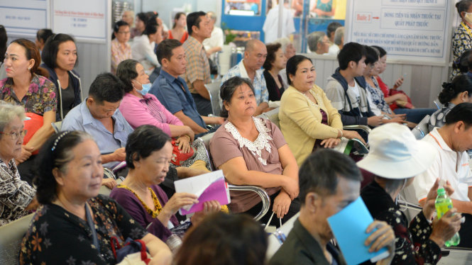 Người dân chờ khám bệnh tại bệnh viện Q.Bình Thạnh, TP.HCM - Ảnh: Hữu Khoa