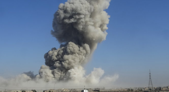 Khói bốc lên từ vị trí của IS bị liên quân Mỹ đánh bom ở Ramadi - Ảnh: Reuters