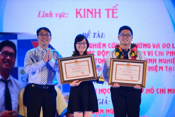 Nhóm thí sinh đoạt giải nhất lĩnh vực kinh tế giải thưởng sinh viên nghiên cứu khoa học – EURÉKA trong lễ trao giải tối 27-12 - Ảnh: Quang Định