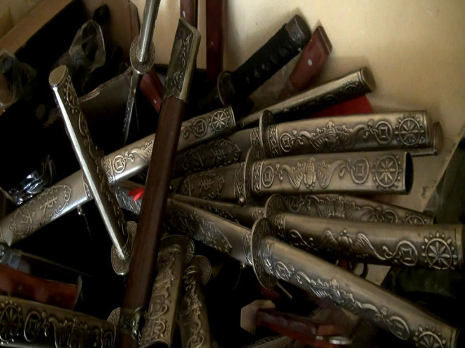 Trong hai kho vũ khí vừa bị phát hiện, phổ biến nhất là loại kiếm có nguồn gốc từ Nhật Bản với lưỡi kiếm cong và võ kiếm được chạm khắc hoa văn rất tỉ mĩ  - Ảnh: Quốc Nam