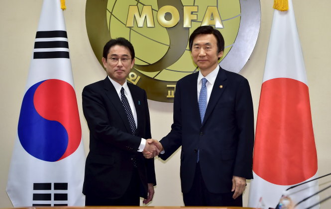 Ngoại trưởng Nhật Fumio Kishida (trái) và người đồng cấp Hàn Quốc Yun Byung-Se  bắt tay nhau trong cuộc họp báo ở Seoul hôm nay - Ảnh: Reuters
