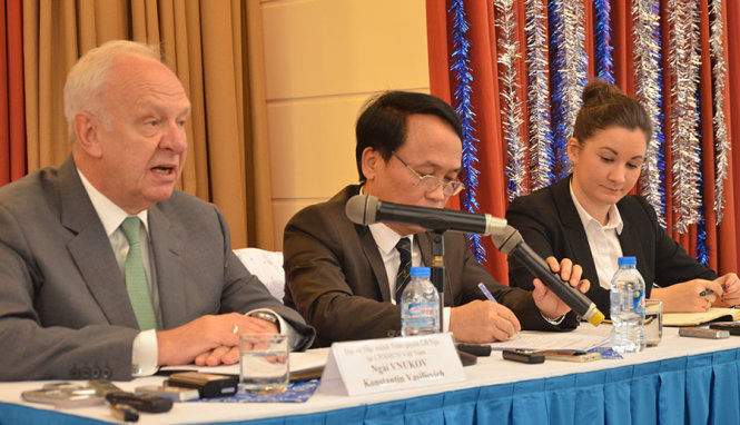 Đại sứ Nga Vasilievich Vnukov (ngoài cùng bên trái) tại buổi họp báo ngày 28-12 - Ảnh: Quỳnh Trung
