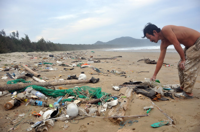 Một người dân đi lượm những thứ còn dùng được trên bãi rác ở bãi Dong- Côn Đảo - Ảnh: Đông Hà.