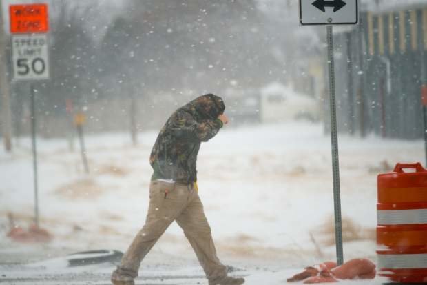 Một công nhân đường cao tốc đi trong mưa tuyết ở Lubbock, Texas - Ảnh:Reuters