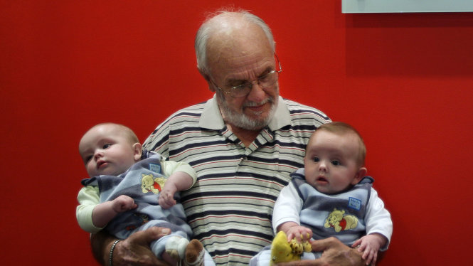 Cụ James Harrison và hai trẻ nhỏ được cứu sống nhờ kháng thể trong máu cụ - Ảnh: Today.com