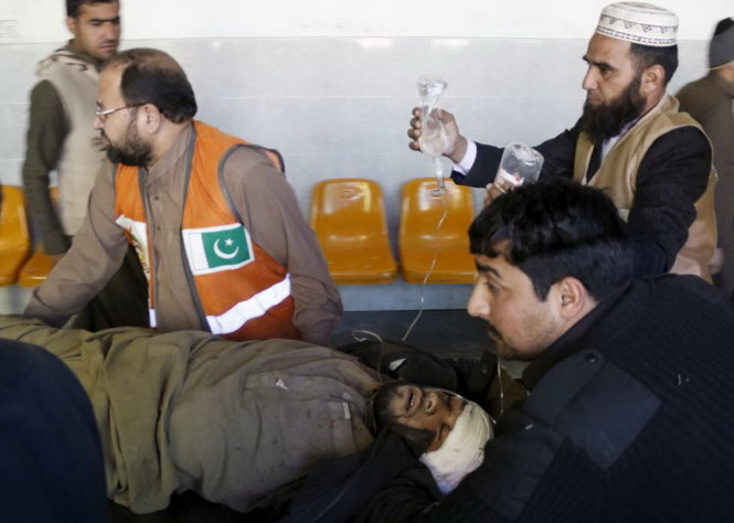Một người bị thương trong vụ đánh bom được đưa đi bệnh viện - Ảnh: Reuters