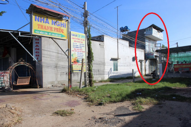 Hiện trường nhà nghỉ Thanh Trúc (khoanh tròn), nơi xảy ra vụ nghi cướp của đâm hai người vào tối 26-12 - Ảnh: MINH TRÂN