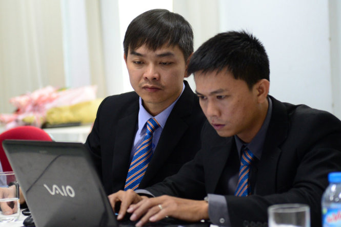 Ông Nguyễn Minh Hiển ( bìa trái), phó Giám đốc Ngân hàng Bưu điện lien Việt CN An Đông - Ảnh: Thanh Tùng