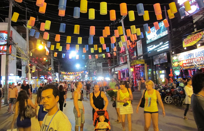 Khu phố đêm dành cho du khách ở Phuket, Thái Lan - Ảnh: T.Liêm