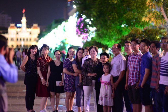 Một đại gia đình chụp ảnh lưu niệm đón năm mới - Ảnh: Thanh Tùng