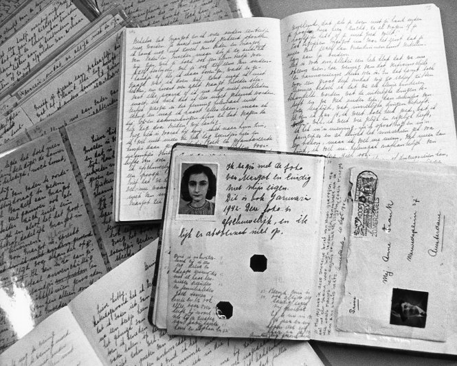 Hộ chiếu của Anne Frank và các trang nhật ký di cảo - Ảnh: AFP
