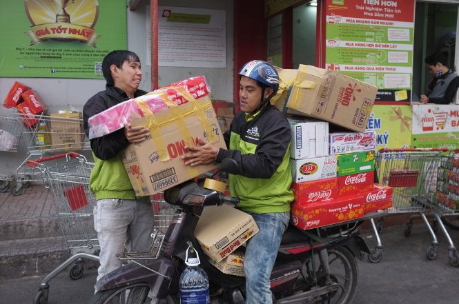 Nhân viên giao hàng của một siêu thị ở TP.HCM cho biết người mua hàng giảm, nên việc tăng cường người giao hàng trong ngày 31-12-2015 cũng ít hơn so với những năm trước - Ảnh: Hoài Linh