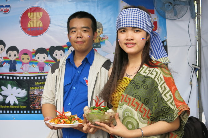 Giới thiệu món ăn đặc trưng của đất nước Philippines tại ngày hội - Ảnh: T.Trang