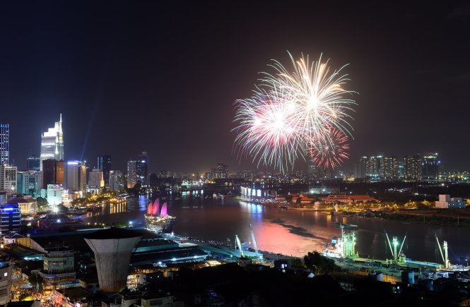 Bắn pháo hoa chào mừng năm mới tại TP.HCM Ảnh; Thuận Thắng