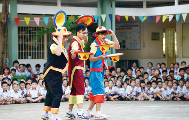 Các học trò của ông Đức trong một buổi biểu diễn tại Trường tiểu học Chu Văn An, trong đó có một người con nuôi là Phan Thanh Hoàng (bìa phải)