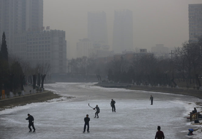 Dân Bắc Kinh chơi khúc côn cầu trong tình trạng khói mù ô nhiễm. Ảnh: Reuters