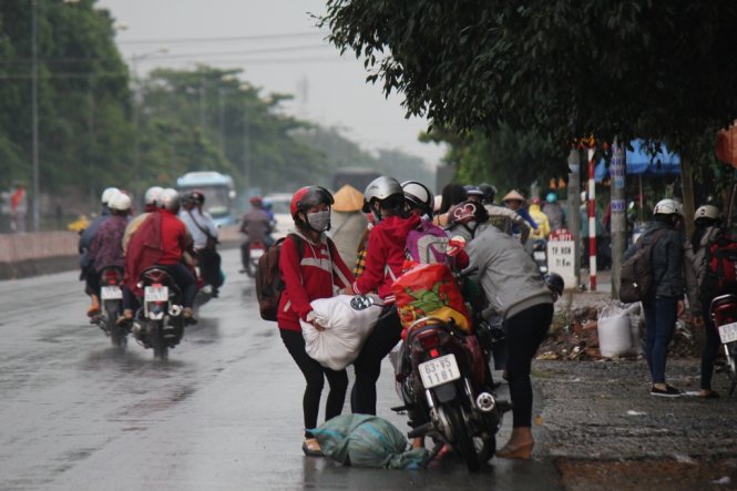 Một nhóm bạn trẻ gặp sự cố trên đường quay lại TP.HCM làm việc sau kỳ nghỉ.