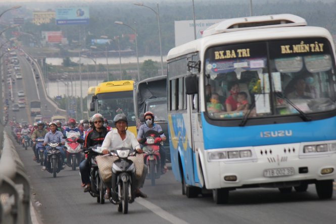 Hàng ngàn xe vượt dốc cầu Rạch Miễu đưa người dân quay lại TP. HCM làm việc sau kỳ nghỉ tết dương lịch 2016.